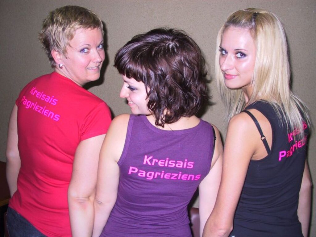 Pārsteigumu grupai “Kreisais pagrieziens” sagādāja fanes no Rīgas - Egija Oņegina (no kreisās), Indra Norenberga un Ļuba Čivkule. Viņas pasūtīja krekliņus ar šādu apdruku.  
Autors: Sandra Pētersone