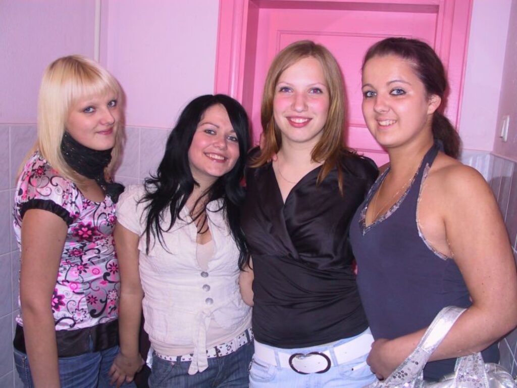  Signe Segleniece (no kreisās), Jolanta Pajate, Laura Lubiāne un Dina Krastiņa uz balli atbrauca no Smiltenes. “Tādēļ, ka ka albuma prezentācija ir liels pasākums, un grupa ir forša,” skaidro meitenes. Viņas rosina, ka vairāk baļļu vajadzētu rīkot Smiltenē. 
Autors: Sandra Pētersone