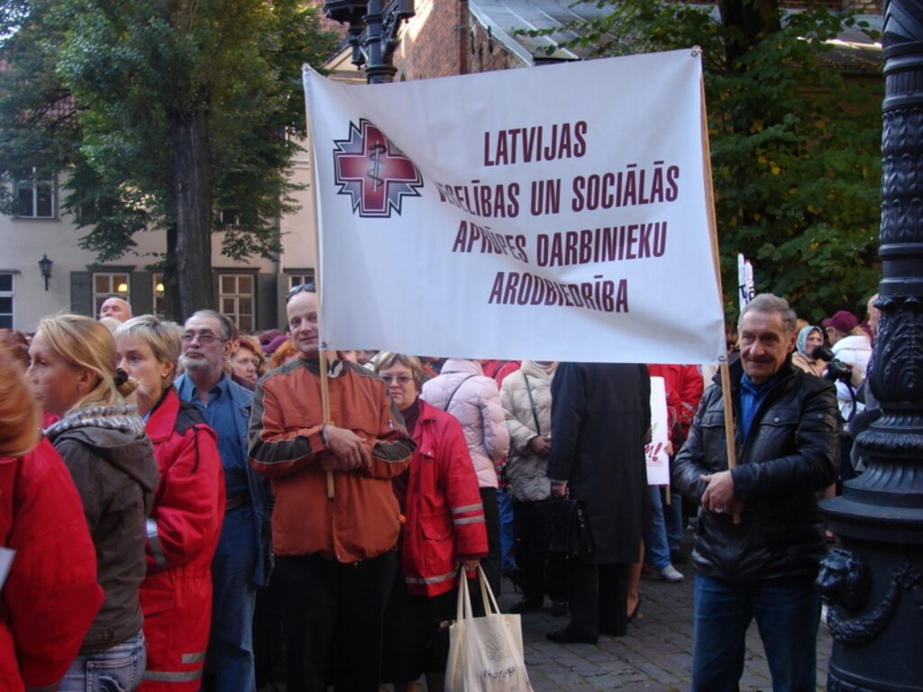 Pēc pulksten 10.00 pie Latvijas Republikas Saeimas ēkas bija ieradušies vairāk nekā tūkstotis cilvēku.
Autors: Santa Sinka