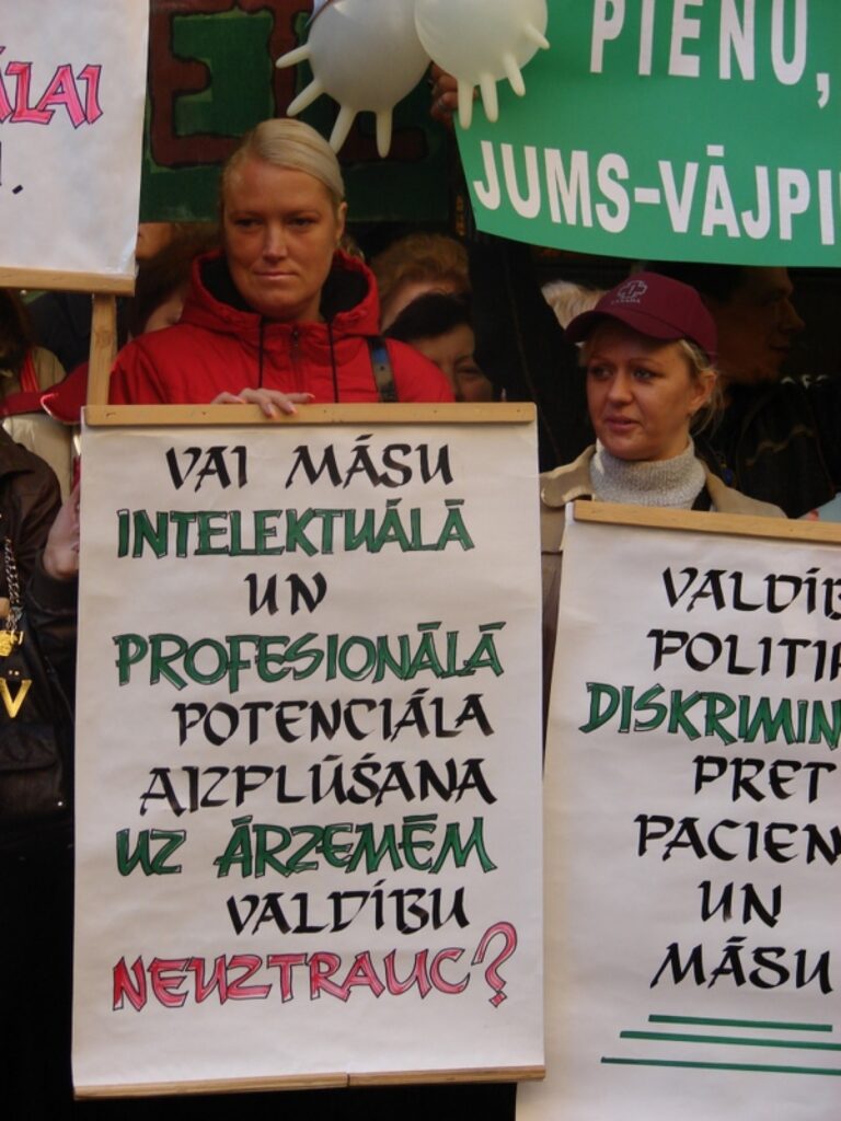Piketētāji bruņojušies ar plakātiem cer, ka valdība beidzot rīkosies.
Autors: Santa Sinka