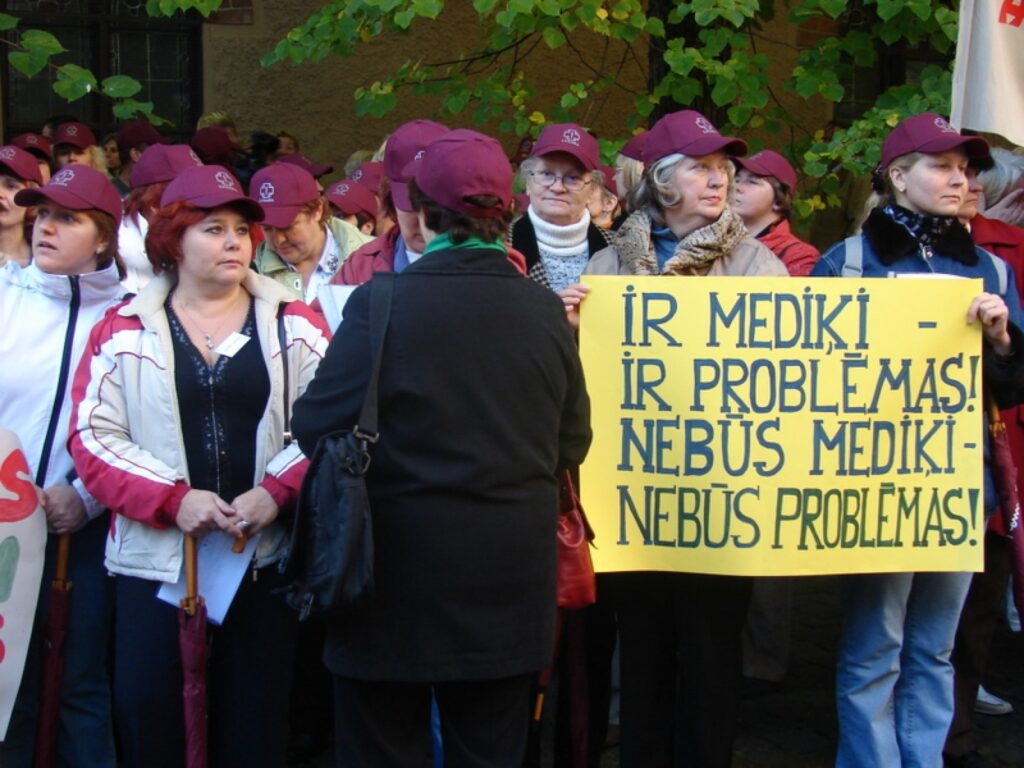 Lai neradītu zaudējumus saviem darba devējiem, piketā lielākoties piedalījās tie Valkas un Smiltenes mediķi, kuriem šodien ir brīvdiena.
Autors: Santa Sinka