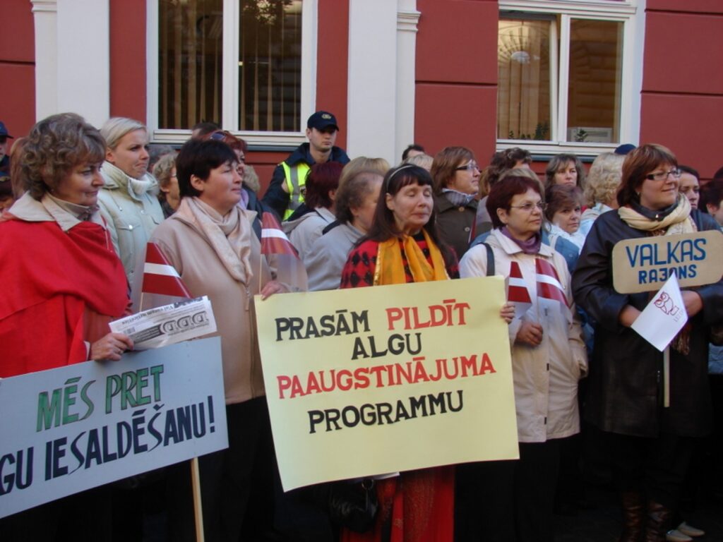 „Pildīt algu paaugstinājuma programmu” – tāds sauklis rotāja daudzus jo daudzus piketētāju plakātus.
Autors: Santa Sinka