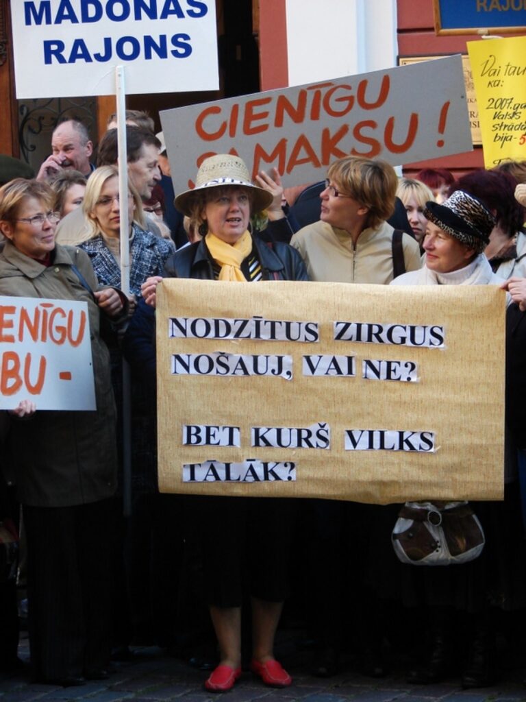 Cilvēki turēja rokās plakātus, sauca Godmani un dziedāja tautas dziesma.