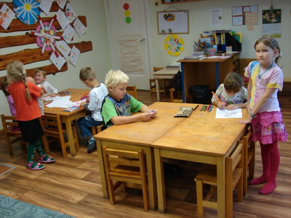 Apvienotajā grupiņā prasmes apgūst gan četrgadīgie, gan sešgadīgie. Bērni ikdienā sadzīvo labi, jaunākie no vecākajiem var mācīties.
Autors: Santa Sinka
