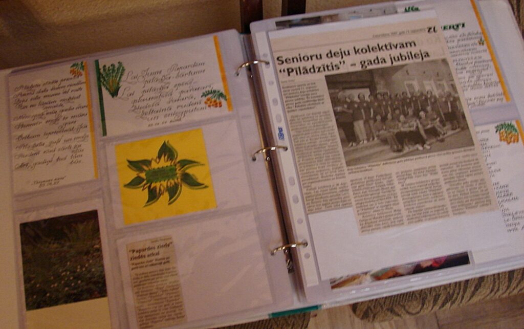 „Pīlādzīša” dejotājām ir pašām savs albums, kurā var aplūkot fotogrāfijas sākot no kolektīva pirmsākumiem, kā arī dažādus rakstiņus un „Ziemeļlatvijas” publikācijas par aktīvajām pensionāru gaitām.
Autors: Santa Sinka