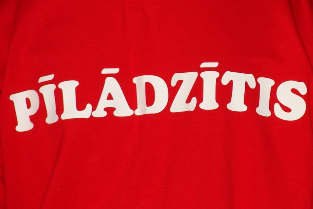 Kolektīva nosaukums pirms nepilniem diviem gadiem radies pavisam nejauši... tēlaini sakot, atnāca pats pie dejotājām.
Autors: Santa Sinka