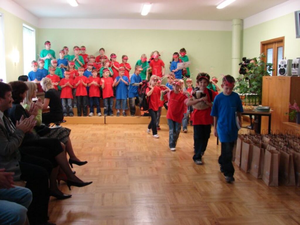 Pieaugušos patiesi sajūsmināja 2.a, b un c klašu skolēnu priekšnesums.
Autors: Santa Sinka