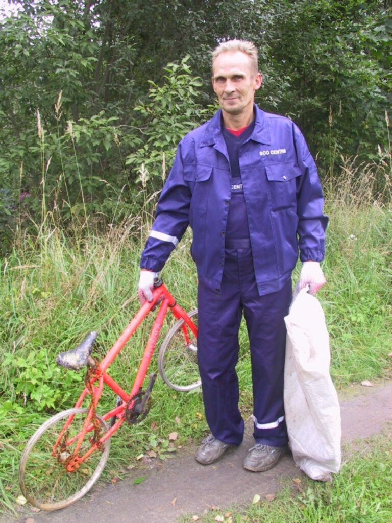 Turienes mežiņā atkritumu patiesi netrūka. Arnis Neļķe jau grāvja malā atrada velosipēda rāmi.
Autors: Sandra Pētersone