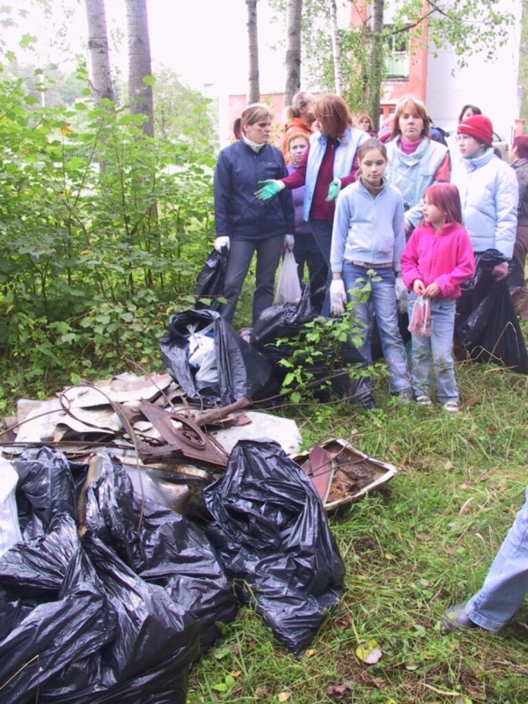Meža malā kaudzē krājās maisos salasītā draza. Netrūka arī dažādu dzelžu. Savukārt pēc tukšajām pudelēm spriežot, Strenčos topā ir “Rubeņa” alus.
Autors: Sandra Pētersone