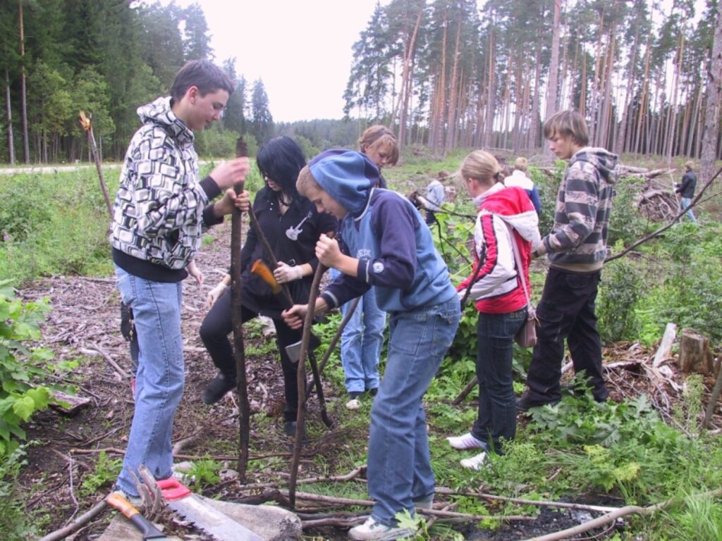 Eglītes stādīja Smiltenes ģimnāzijas 10.b klase. “Mūsu klasi izraudzījās, jo tajā ir vismazāk skolēnu - 16,” skaidro klases audzinātāja Ārija Viļuma. Pirmo egli iestādīja ģimnāzijas direktores vietniece Dagnija Feldhūne, kura ģimnāzijā koordinēja talkas norisi.
Autors: Sandra Pētersone