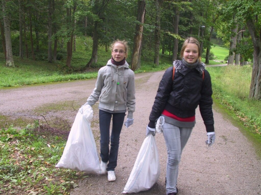 Evelīna Skrastiņa (no kreisās) un Dārta Meldere uz talku Vecajā parkā atnāca  labprātīgi, lai sakoptu vidi. “Vecais parks pie Vidusezera bija diezgan netīrs. Šodien daudz pudeļu salasījām,” stāsta meitenes.
Autors: Sandra Pētersone