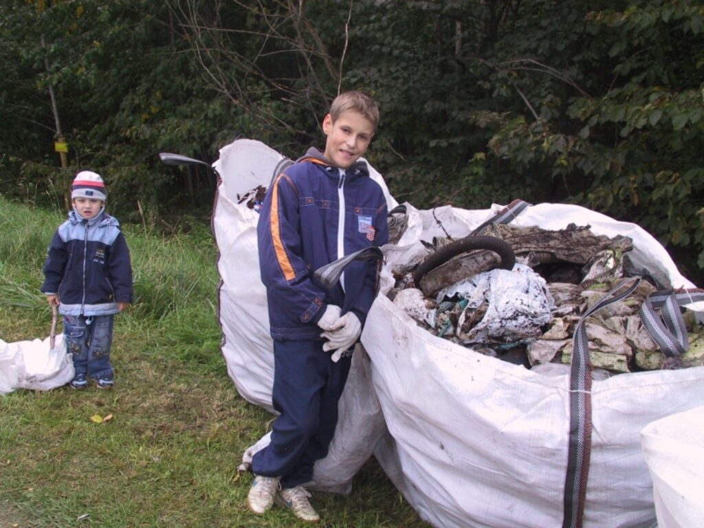 No piepilsētas meža Mežoles ielas galā talcinieki nesa ārā vienu maisu pēc otra, pilnus ar sadzīves atkritumiem. Regnārs Tamms (no kreisās) un Jānis Bogdanovs stāsta, ka mežā izmestas “daudzas lietas no mašīnām”.
Autors: Sandra Pētersone