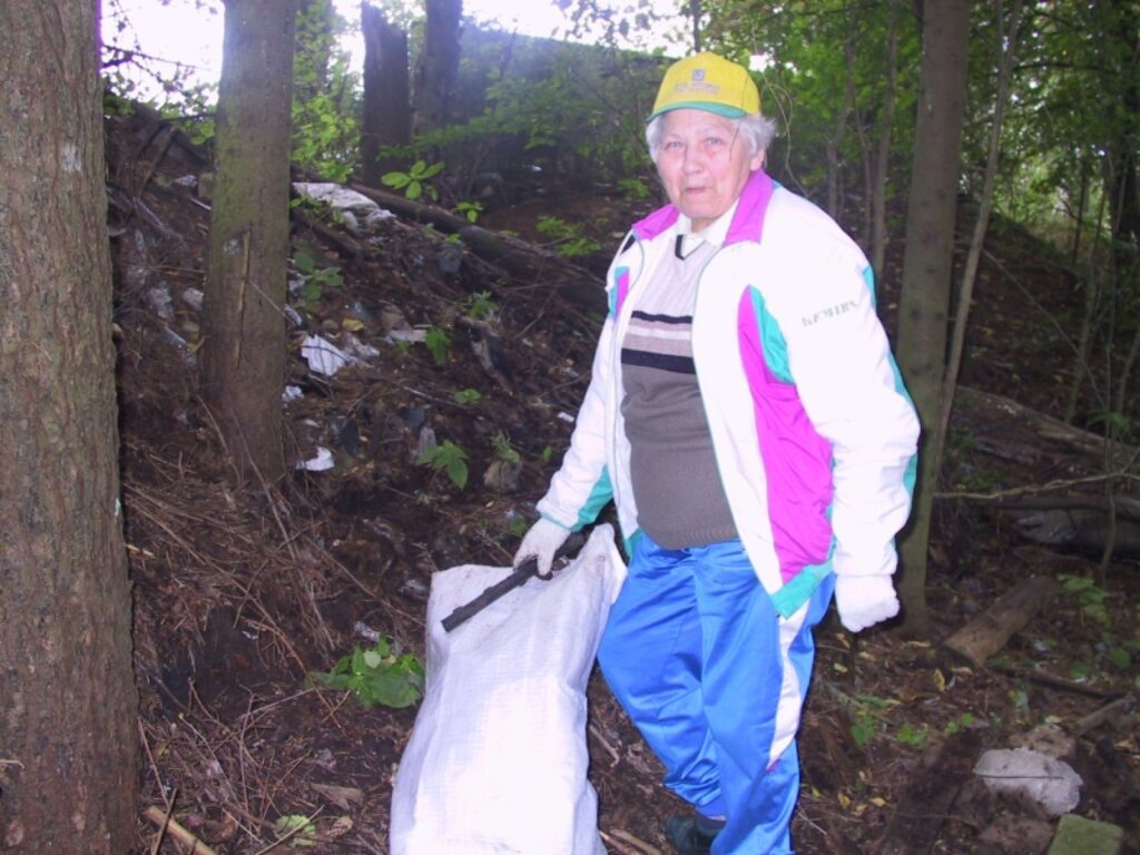 “Kad vācu izmestās drēbes, padomāju, - ka tikai vēl kādu mironi neizroku,” saka smilteniete Irēna Vizla. Savukārt no pūstošo sadzīves atkritumu smakas viņai pat palicis nelabi.
Autors: Sandra Pētersone