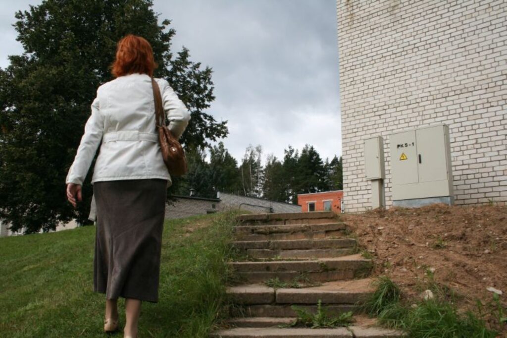Lai kājāmgājēji nokļūtu Valkas pilsētas domes Sociālajā dienestā vai pilsētas bāriņtiesā, jāsakopo visa uzmanība, lai uz slīpajām un grubuļainajām kāpnēm nepakluptu un nenokristu.
Autors: Inga Karpova