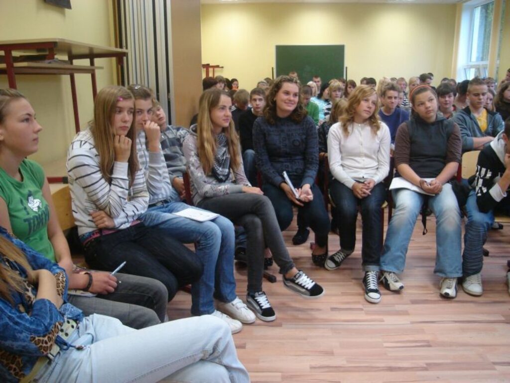 Smiltenes Centra vidusskolas 7. - 9. klašu skolēni ieinteresēti klausījās par jaunāko grāmatu klāstu un to, kuras grāmatas nudien ir vērts lasīt.
Autors: Santa Sinka