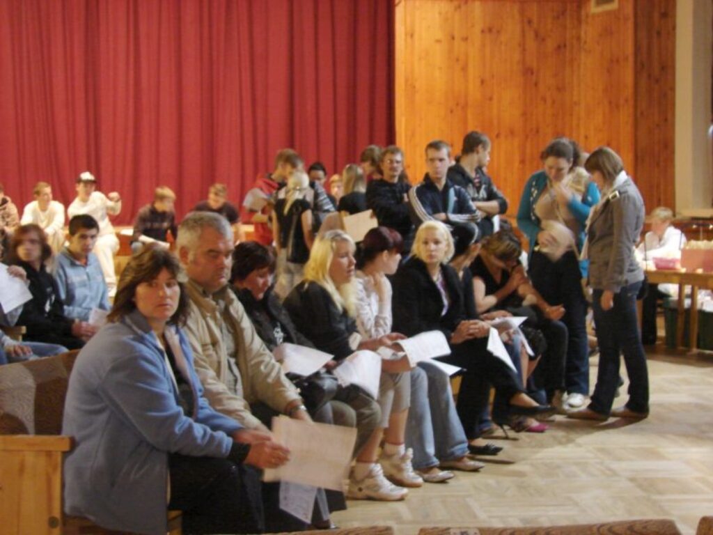 11. septembrī uz donoru dienu Smiltenē bija ieradušies arī cilvēki no kaimiņu rajoniem. Alūksnietis Jānis Gabrāns (otrais no kreisās) šodien asinis būtu ziedojis 32 reizi, tomēr paaugstināta asinsspiediena dēļ to nevarēja izdarīt.
Autors: Santa Sinka