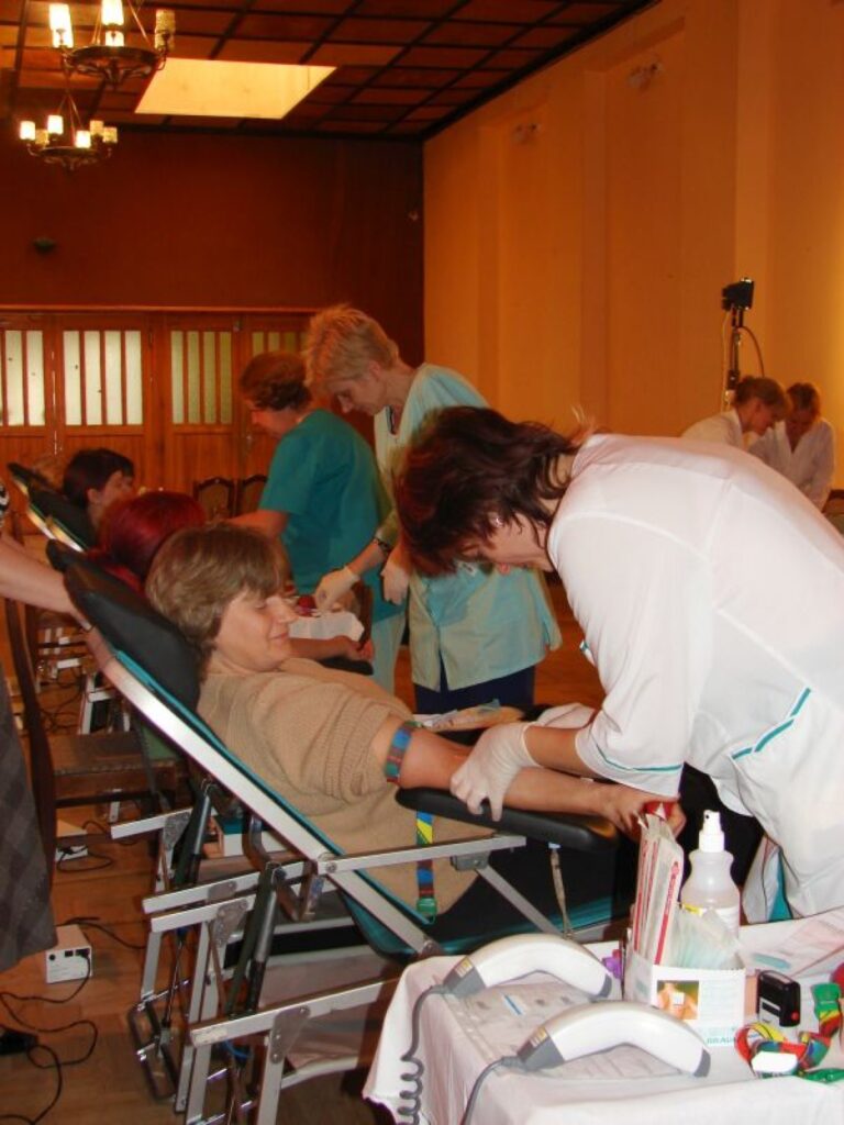 Aptaujātie cilvēki atzina, ka kļūst par donoriem, jo vēlas palīdzēt slimniekiem, nevis saņemt kompensāciju par pusdienām trīs latu apmērā.
Autors: Santa Sinka