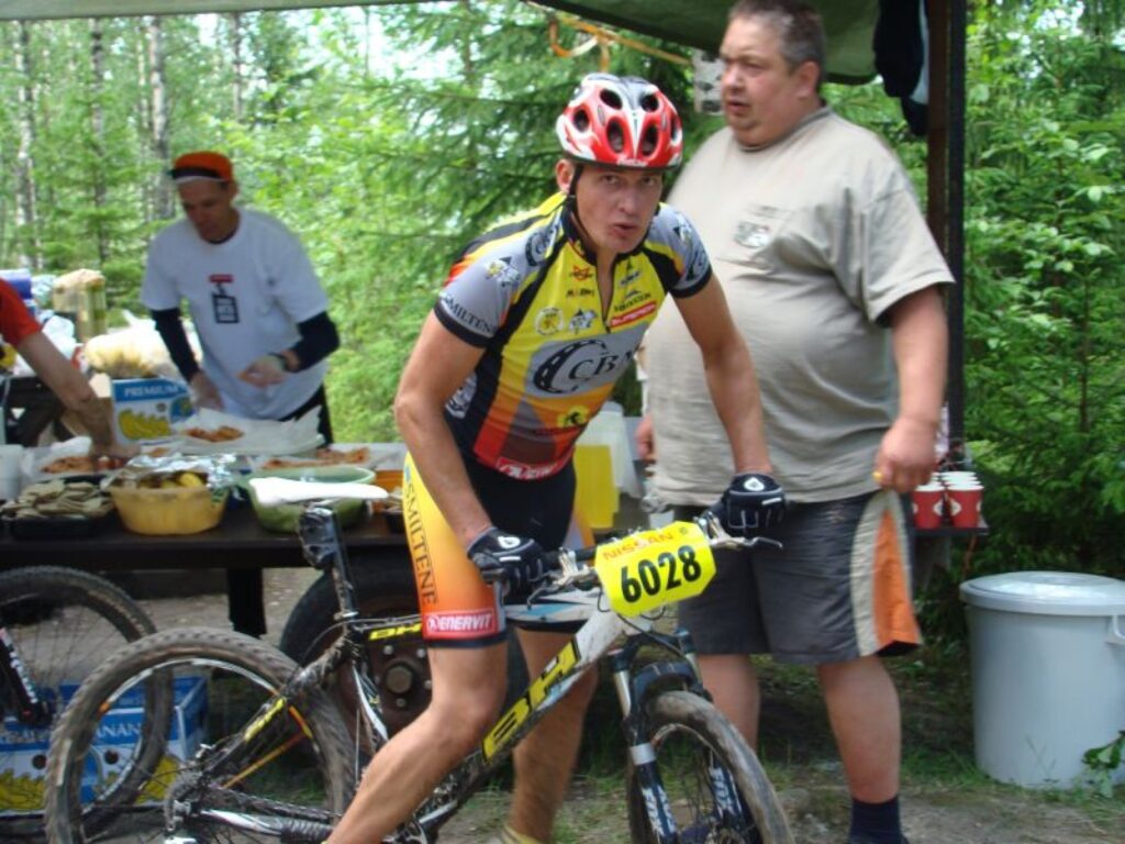Arī uz MTB sacensībām ārzemēs smiltenietis Guntars Baranovskis (priekšplānā) ņem līdzi draugu, palīgu un “ieroču nesēju” Raimondu Lubiānu ( no labās).
Autors: No personīgā arhīva