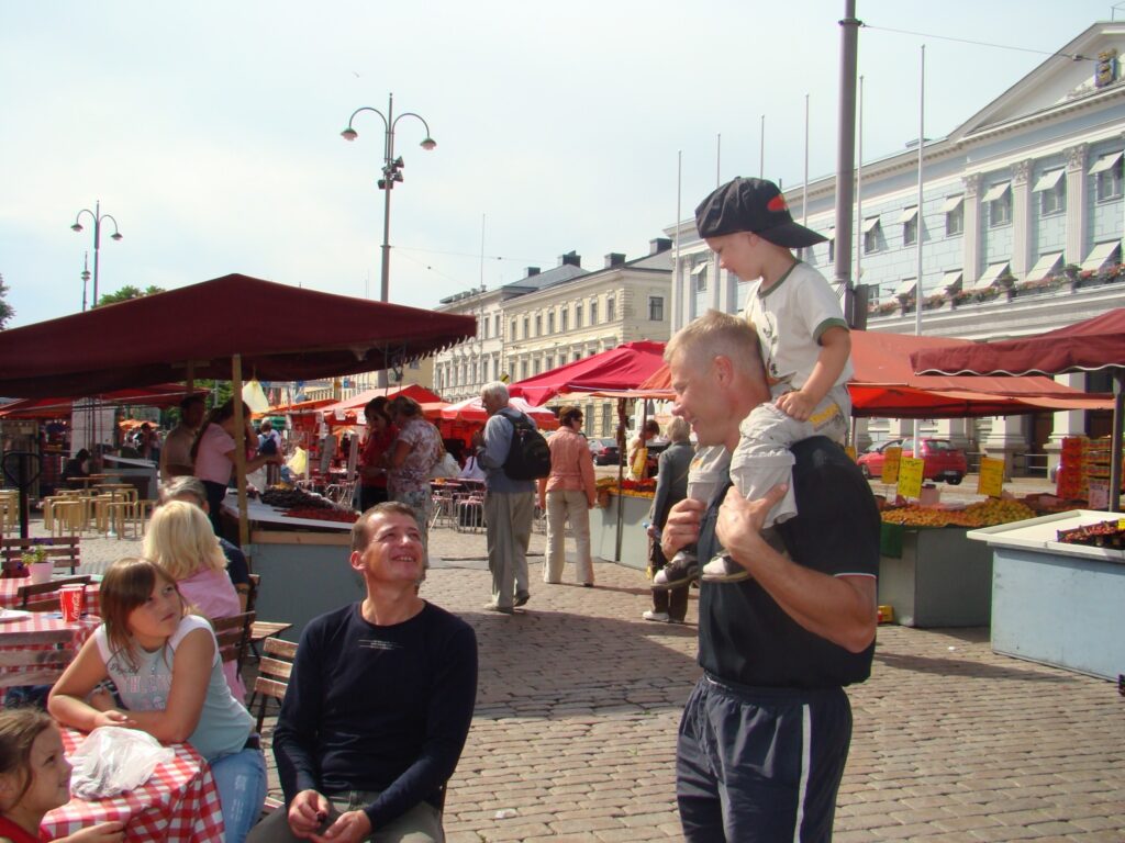 Šovasar uz sacensībām Somijā Guntaru pavadīja ģimene, arī meita Emīlija (no kreisās). Blakus Guntaram - MTB braucējs Aigars Krasts (no labās).
Autors: No personīgā arhīva