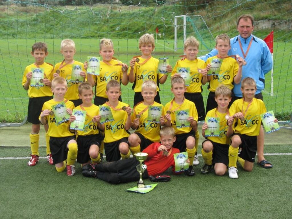 Komanda “Smiltenes BJSS” - trešā labākā Latvijā U - 10 grupā: priekšplānā vārtsargs Agnis Sirmais; 1.rindā (no kreisās) Artūrs Stūris, Kristers Puriņš, Reinis Putrālis, Mairis Paeglis, Kārlis Sīmanis, Gustavs Gaismiņš, Elvis Ieviņš; 2. rindā (no kreisās) Danis Grinažuks, Eduards Veģeris, Rūdis Rozītis, Jēkabs Cers, Jurģis Dudelis, Eduards Stīpnieks un treneris Andis Rozītis.
Autors: No personīgā arhīva