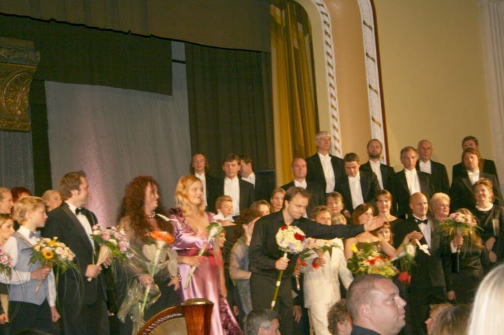 Latvijas Nacionālās operas diriģenta Aigara Meri vadībā solisti un koncerta dalībnieki pateicas atsaucīgajai Valkas publikai, kas nekad nav skopojusies ar aplausiem un ovācijām.
Autors: Inga Karpova