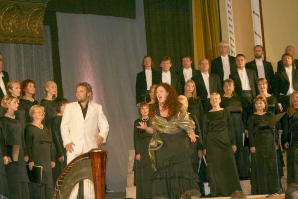 1)Izteiksmīgais un artistiskais jauno solistu – Andra Lapiņa un Ilonas Bageles – duets koncertā izcēlās ar bezgala emocionālu dziedājumu.