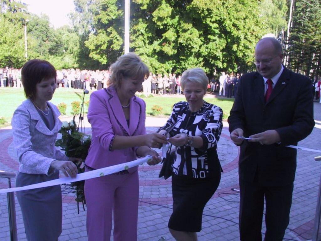Izglītības un zinātnes ministre Tatjana Koķe (trešā no kreisās) 1. septembrī ieradās Smiltenes ģimnāzijā, kur atklāja skolas jauno piebūvi. Lenti pārgrieza arī ģimnāzijas jaunā direktore Velga Mālkalne (no kreisās), bijusī direktore Aija Cunska un projekta atbalstītājs Saeimas
Autors: Sandra Pētersone