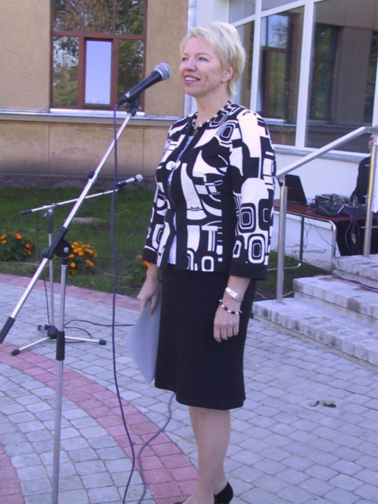 Izglītības un zinātnes ministre Tatjana Koķe  nodeva skolai Valsts prezidenta Valda Zatlera sveicienu un viņa dāvanu: skujeņus, ko stādīt pie skolas, un grāmatas.
Autors: Sandra Pētersone