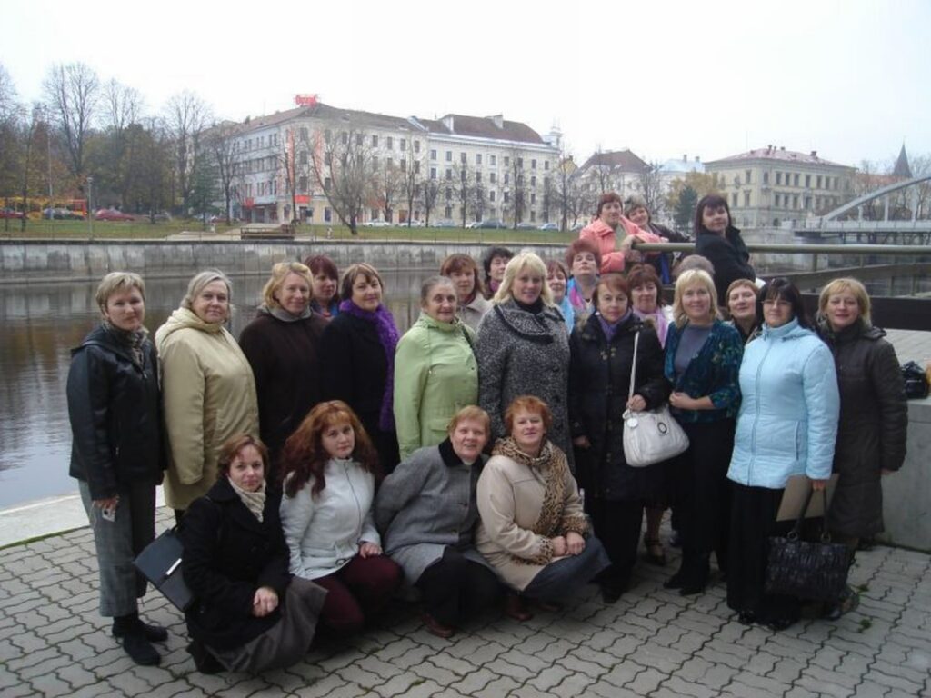 Latvijas Lauku sieviešu apvienības delegācijā bija pārstāvēti visi Latvijas novadi. Uz Tartu bija devušās lauku sievas, kuras savos pagastos vai pilsētās aktīvi iesaistās sabiedriskajā dzīvē un pulcē ap sevi domubiedres.
Autors: Sarmīte Ozola