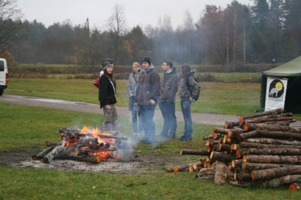 Jaunsargi spriež, ka kopējais ugunskurs labi deg, bet ej nu zini, kā lietū izdosies iekurt to misijas trasē.
Autors: Aivars Zilbers