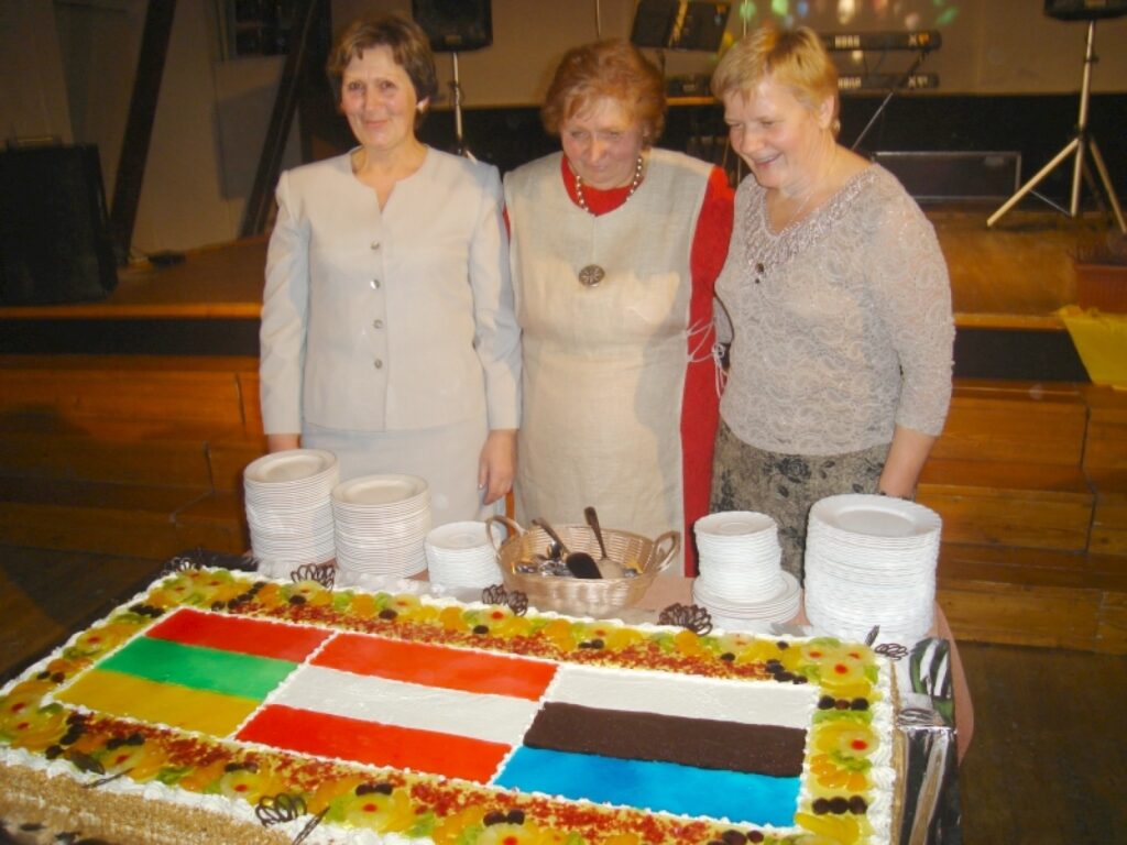 Lietuvas, Igaunijas un Latvijas lauku sieviešu delegāciju vadītājas pie jubilejas tortes
Autors: Sarmīte Ozola
