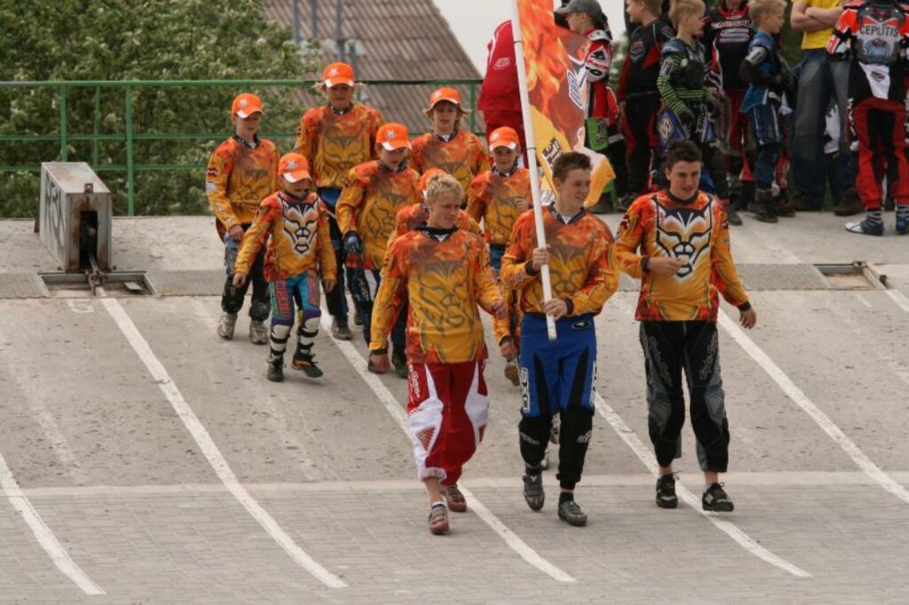 BMX kluba “Silvas ziķeri” sportisti lepni soļo Latvijas nacionālā čempionāta atklāšanā Jelgavā.
Autors: Ilmārs Brikmanis