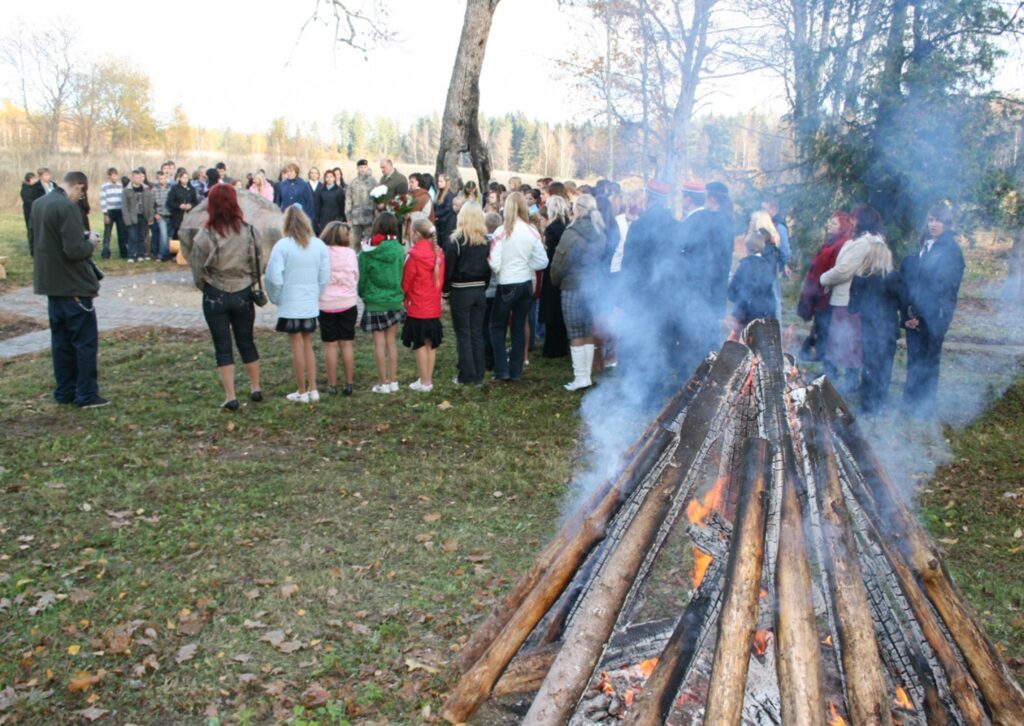 Svinīgā brīdī pie piemiņas akmens “Jaunvīndedzēs” skolēni sajuta ģenerāļa Pētera Radziņa dzimto māju auru.
Autors: Aldis Dubļāns
