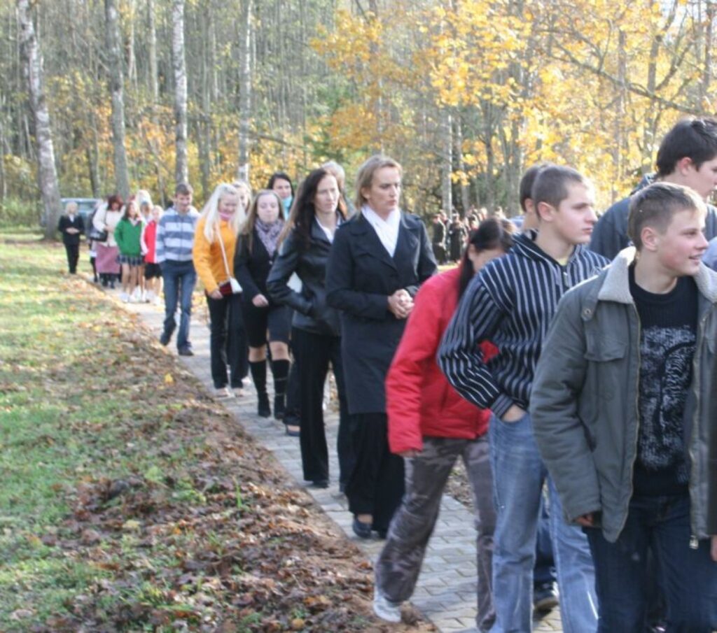 Ģenerāļa piemiņas godināšanā piedalījās daudzu Valkas rajona skolu audzēkņi.
Autors: Aldis Dubļāns
