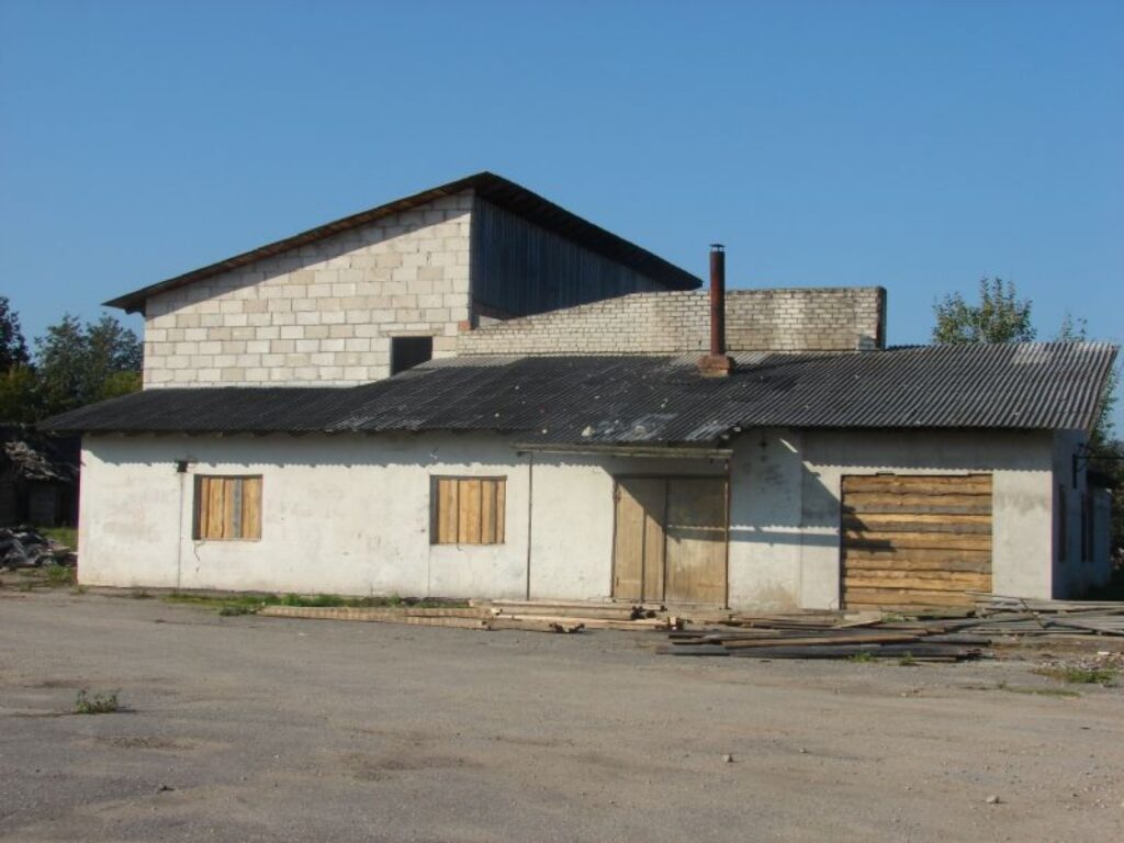Pēc vairākkārtējas grausta izsoles, to iegādājies kāds vietējais iedzīvotājs, kurš nesēž rokas klēpī salicis. Jau neilgi pēc ēkas iegādāšanās vīrietis aiznaglojis ar dēļiem bijušā desu ceha logu un durvju ailes, lai graustā neietu bērni.
Autors: Santa Sinka
