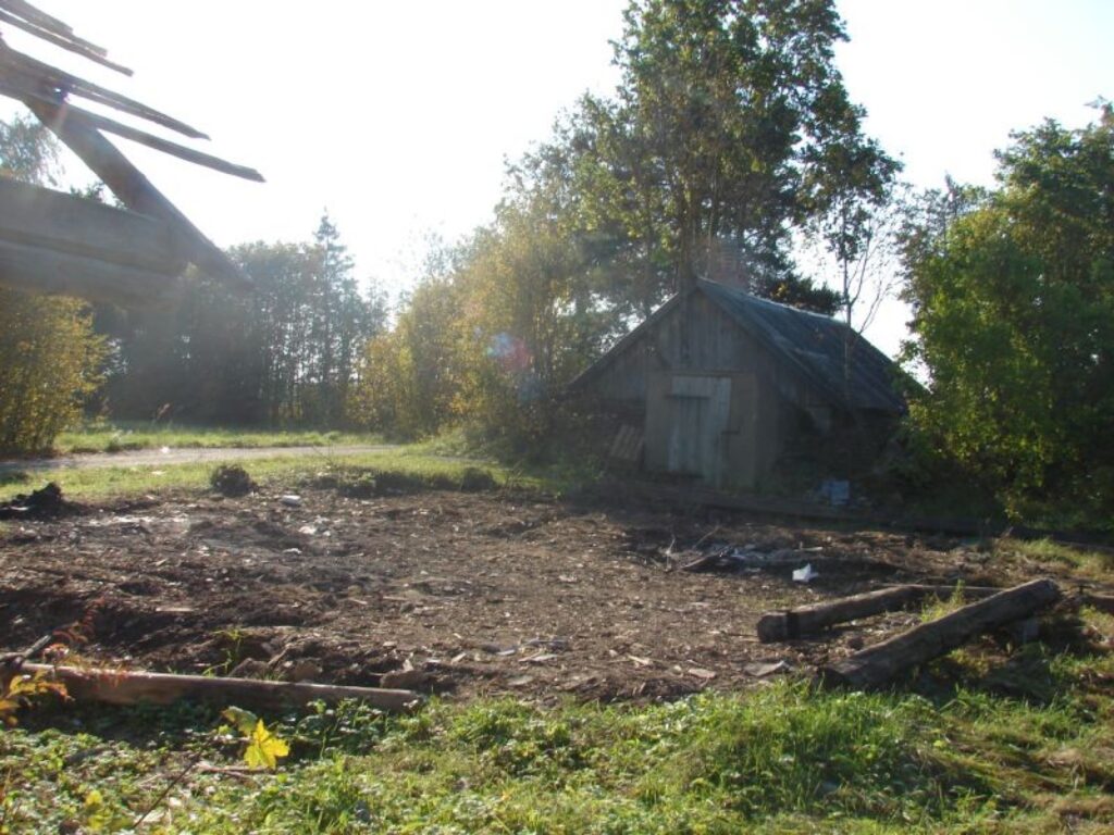 Paliek aizvien drošāk un patīkamāk lūkoties uz teritoriju, kura paliek aizvien sakoptāka. Viens no bīstamajiem šķūnīšiem bija jau nojauks.
Autors: Santa Sinka
