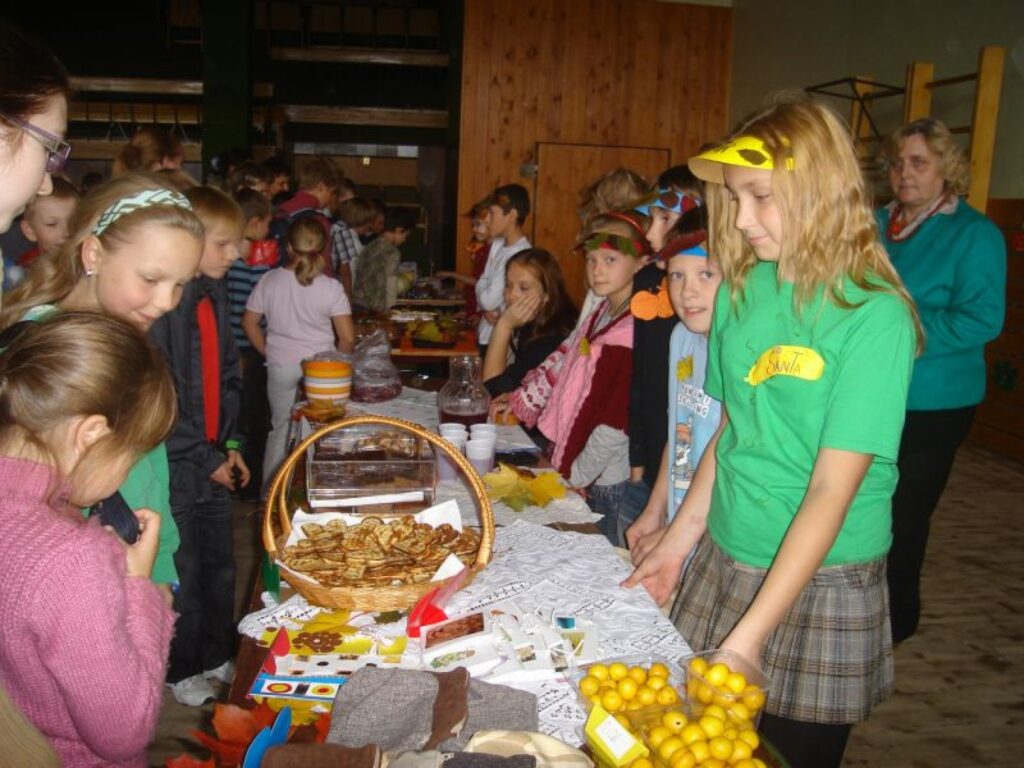 Tirgošanās uzticēta 4.a, b un c klases skolēniem, kuri pasākumam bija gatavojušies ilgi un rūpīgi.
Autors: Santa Sinka