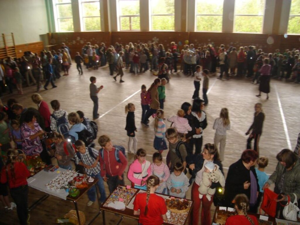 Visapkārt valdīja patīkama atmosfēra, skolēni, skolotāji, skolas darbinieki un bērnu vecāki steigšus steidzās iegādāt kāroto.
Autors: Santa Sinka