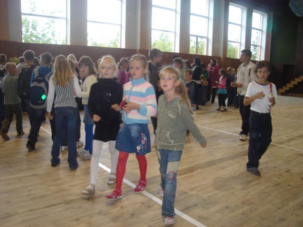 Varēja manīt, ka jaunāko klašu skolēni bija mazliet apjukuši no plašā piedāvājuma klāsta tirdziņā.
Autors: Santa Sinka