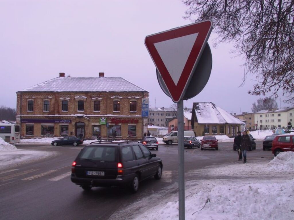 Diskusiju temats par satiksmi Smiltenes centrā ir arī ceļa zīme “Dodiet ceļu” Marijas ielā. Nav pieļaujams, ka to aizsedz cita zīme “Apstāties aizliegts”, norāda rajona ceļu policijas priekšnieks Vadims Žīgurs. 
Autors: Sandra Pētersone