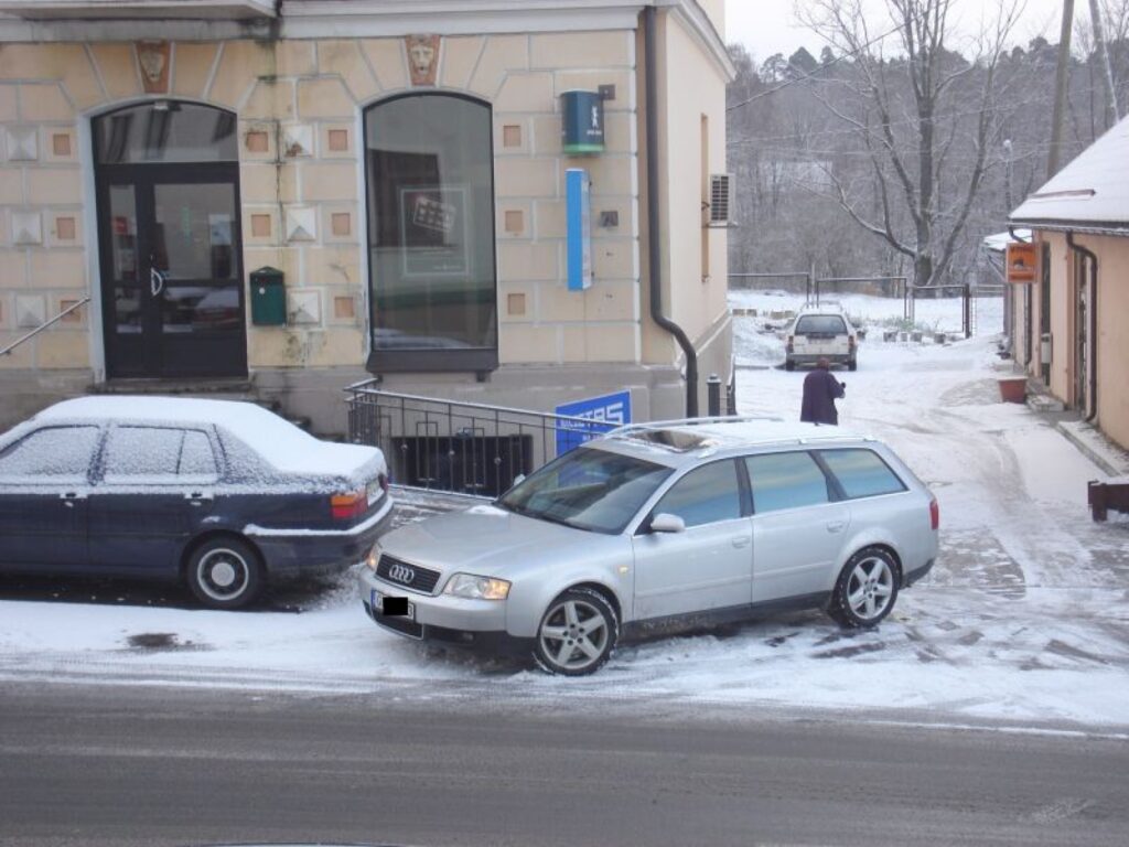 Arī tā Smiltenē mēdz novietot auto stāvēšanai.
Autors: Santa Sinka