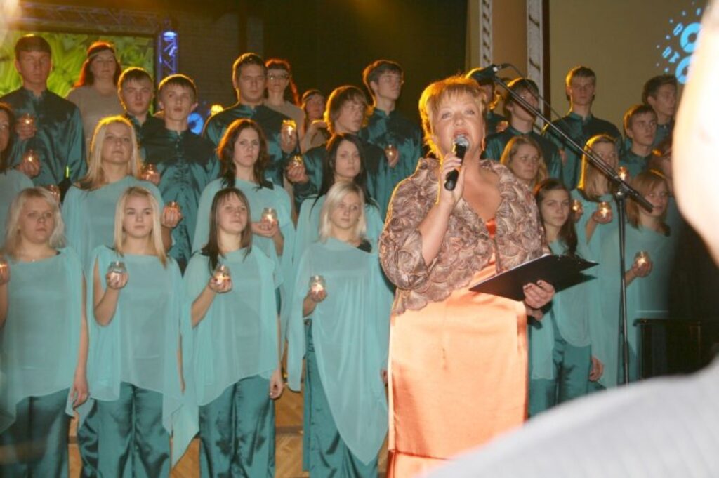 Svētku pasākumu vadīja Valkas kultūras nama direktore Aija Sallu, bet koncertu sniedza Smiltenes ģimnāzijas koris “Lido” (diriģente Valda Sedola)
Autors: Inga Karpova