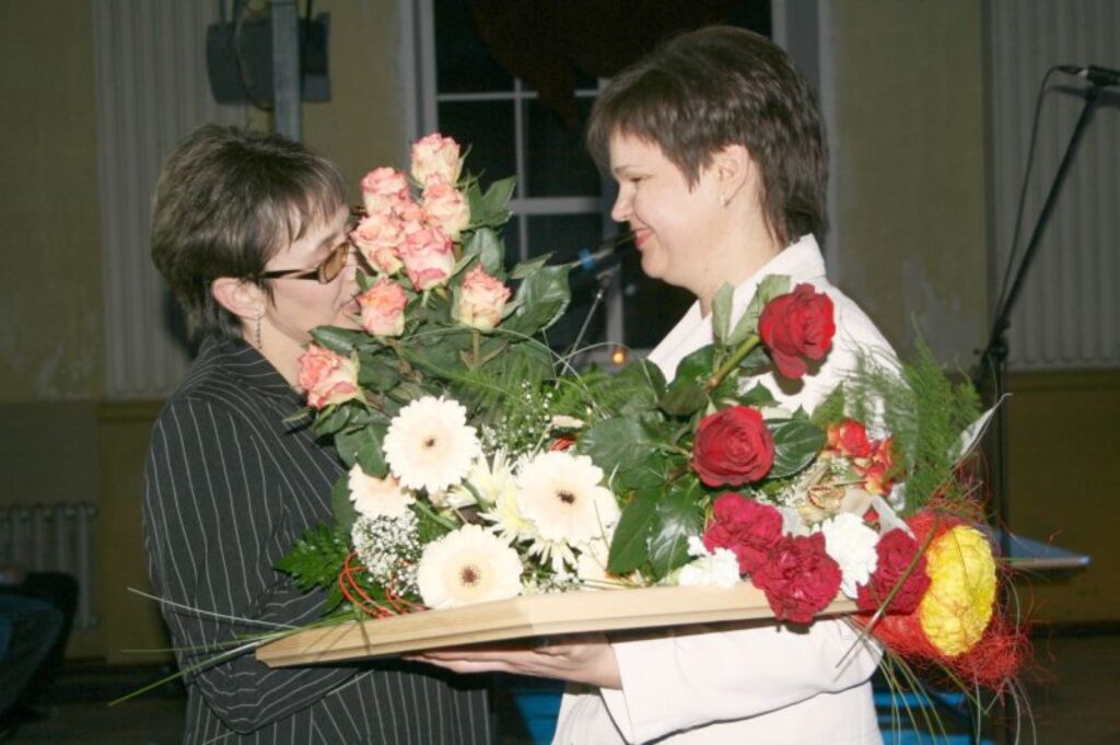 Strenču pilsētas mūzikas skolas direktore Ralda Ziemule saņem apsveikumus par jauno mūziķu izglītošanu un audzināšanu.
Autors: Inga Karpova