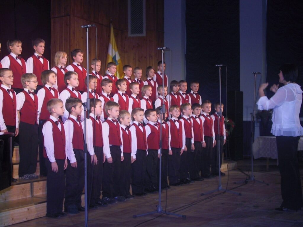 Koncertā uzstājās pilsētas mākslinieciskās pašdarbības kolektīvi, arī Trīs pakalnu pamatskolas zēnu koris (diriģente Viola Krūmiņa).
Autors: Sandra Pētersone