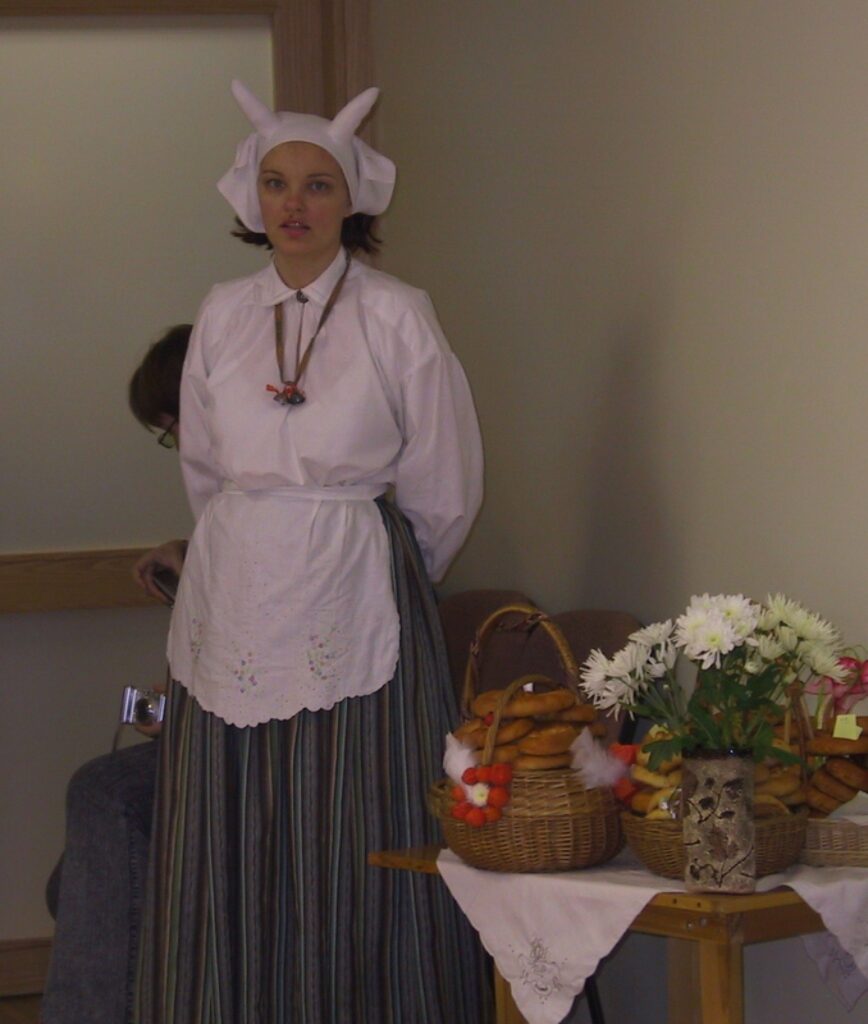 Atbilstoši svētkiem bija tērpusies arī pirmsskolas izglītības iestādes “Pīlādzītis” vadītāja Santa Rudzīte.
Autors: Santa Sinka
