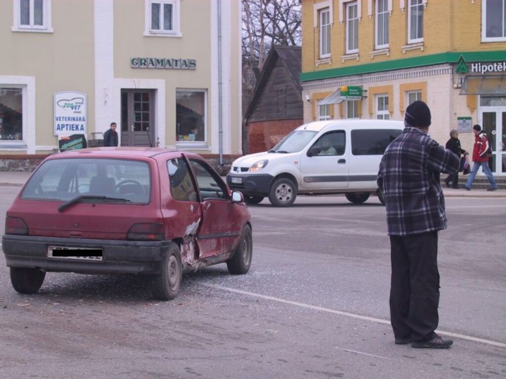 Vizuāli redzams, ka šim auto bojājumi ir nopietnāki nekā Hondai
Autors: Sandra Pētersone