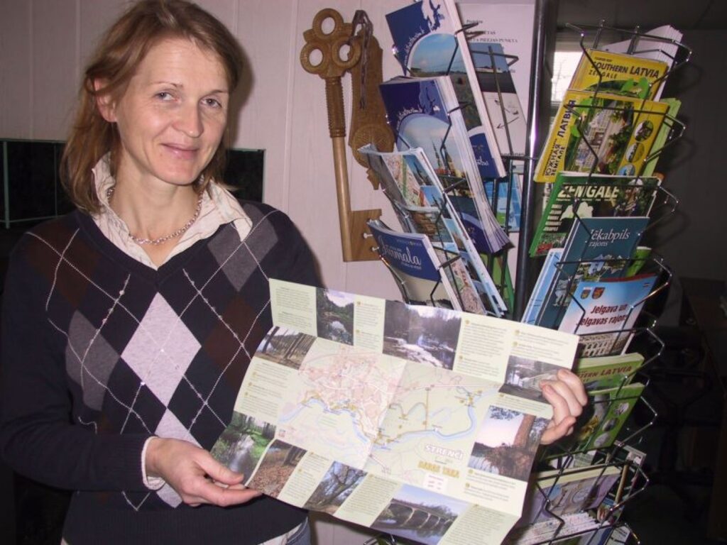 Pašvaldības tūrisma speciāliste Līga Sovere cer, ka jaunais buklets un tajā publicētā karte tūristiem palīdzēs orientēties Strenču dabas takā un tās apkārtnē.
Autors: Sandra Pētersone