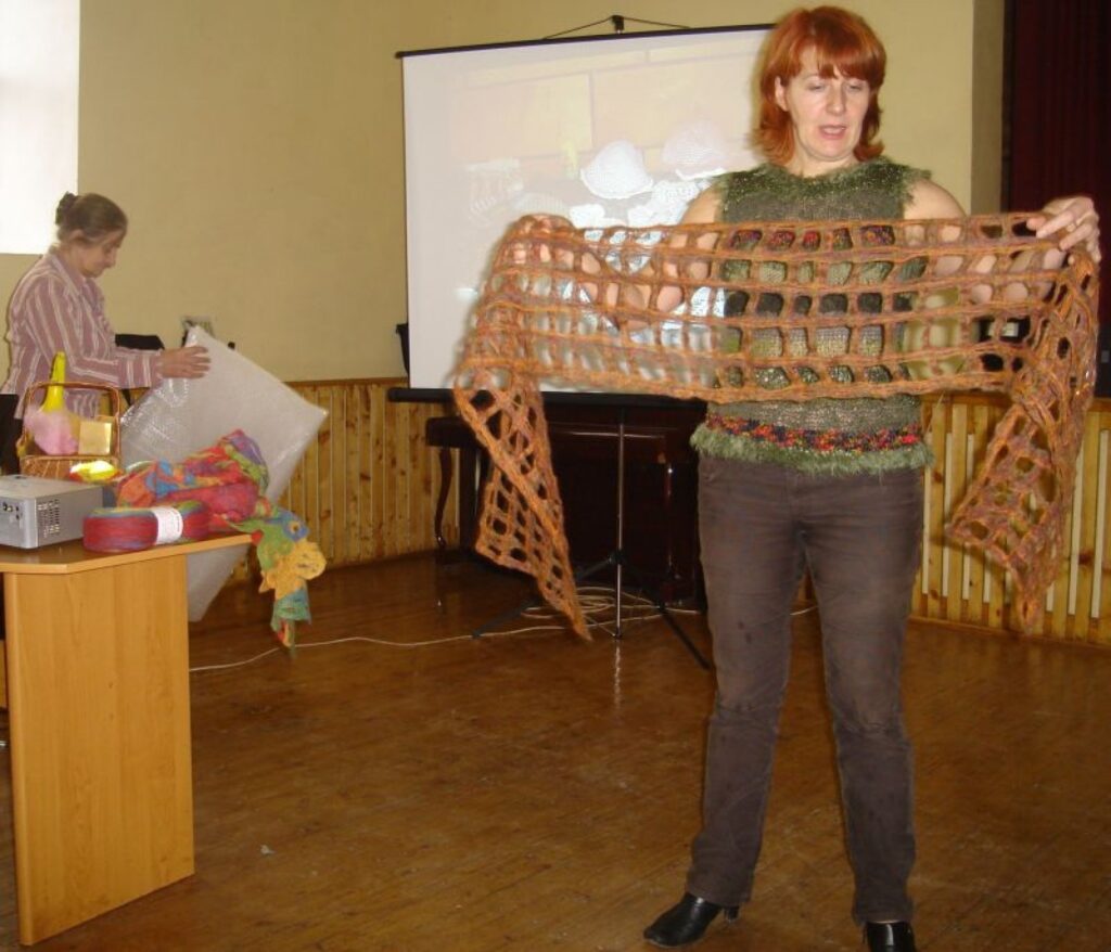 Interesantus padomus rokdarbniecēm sniedz valmieriete Dace.
Autors: Sarmīte Ozola