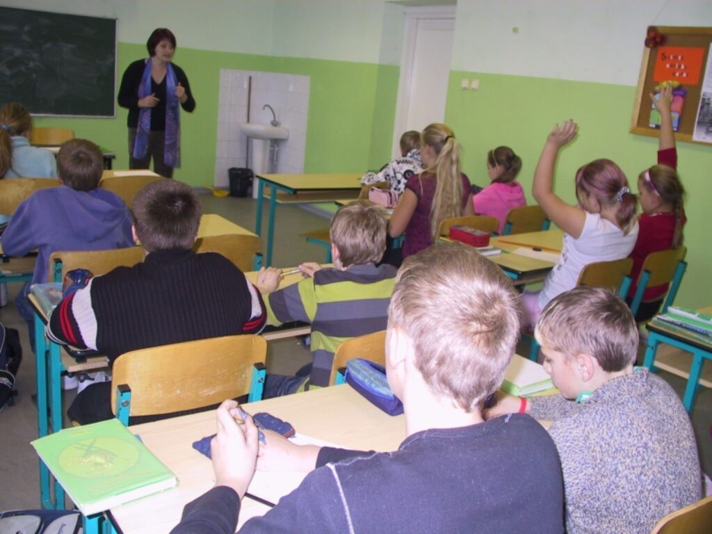 “Palīdzēt vajag abām pusēm,” iesaka speciālisti, vērtējot  situāciju Strenču vidusskolas 5. klasē, kurā, pēc vecāku un bērnu stāstītā kāds zēns regulāri iekausta citus. F
Autors: Sandra Pētersone