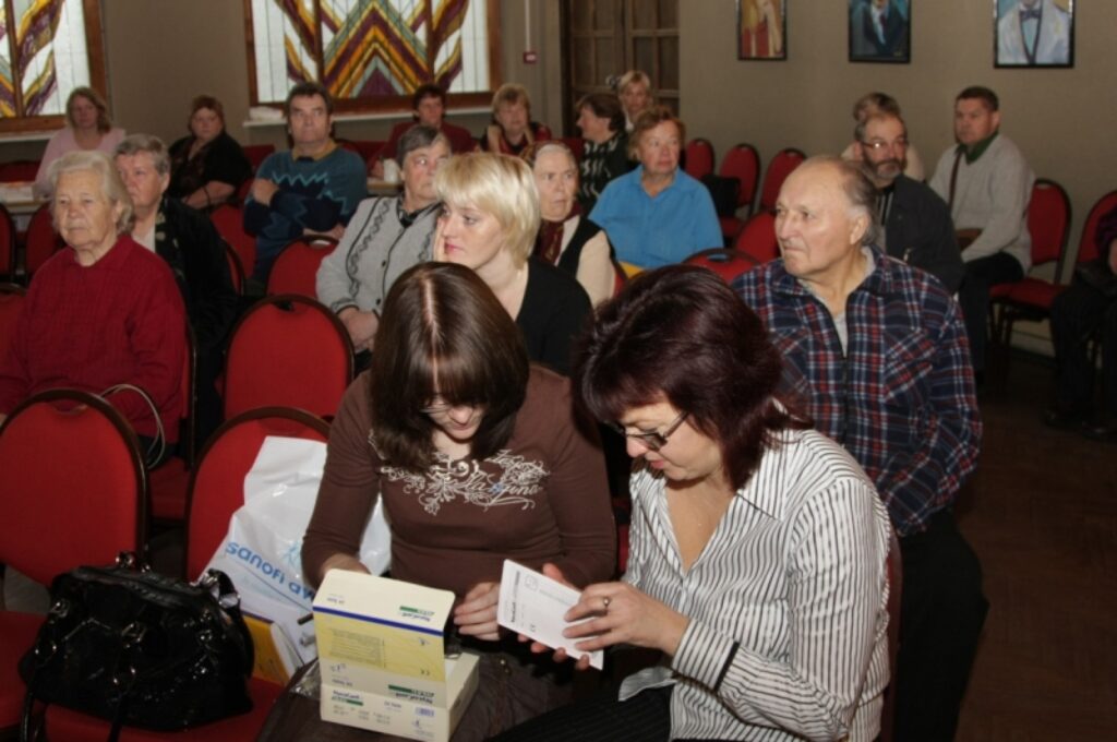 Dina Meldere un Diāna Buša (priekšplānā) spriež, kā vēl labāk var palīdzēt Valkas rajona diabēta pacientiem.
Autors: Aldis Dubļāns